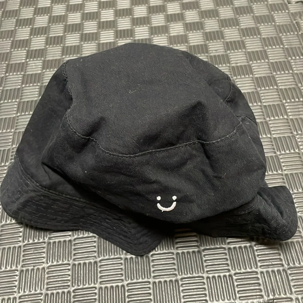 Reversible smiley face black and beige bucket hat 2 hats in one